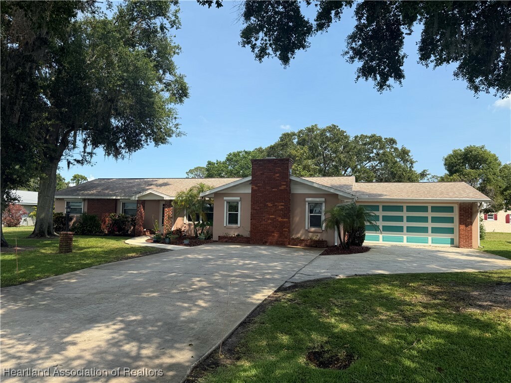 Property Photo:  330 Sassafras Avenue  FL 33870 