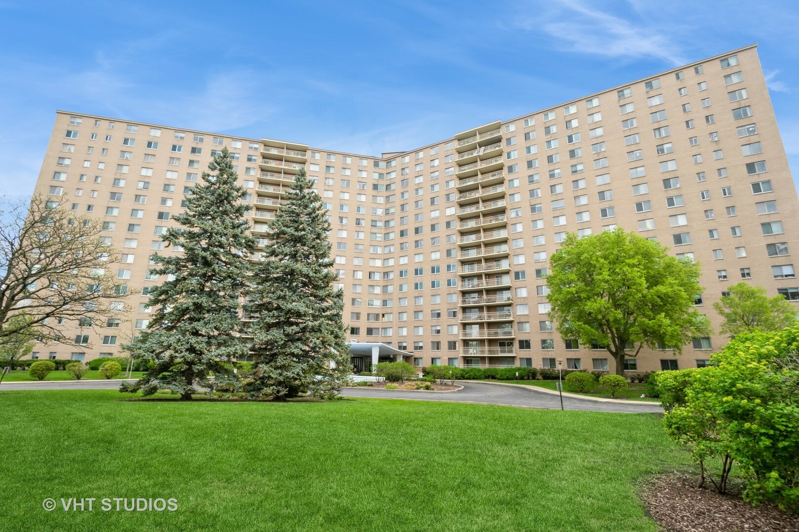 Property Photo: 7061 N Kedzie Avenue 1504 IL 60645