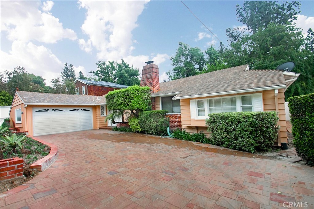 Property Photo: 11258 Canton Drive CA 91604