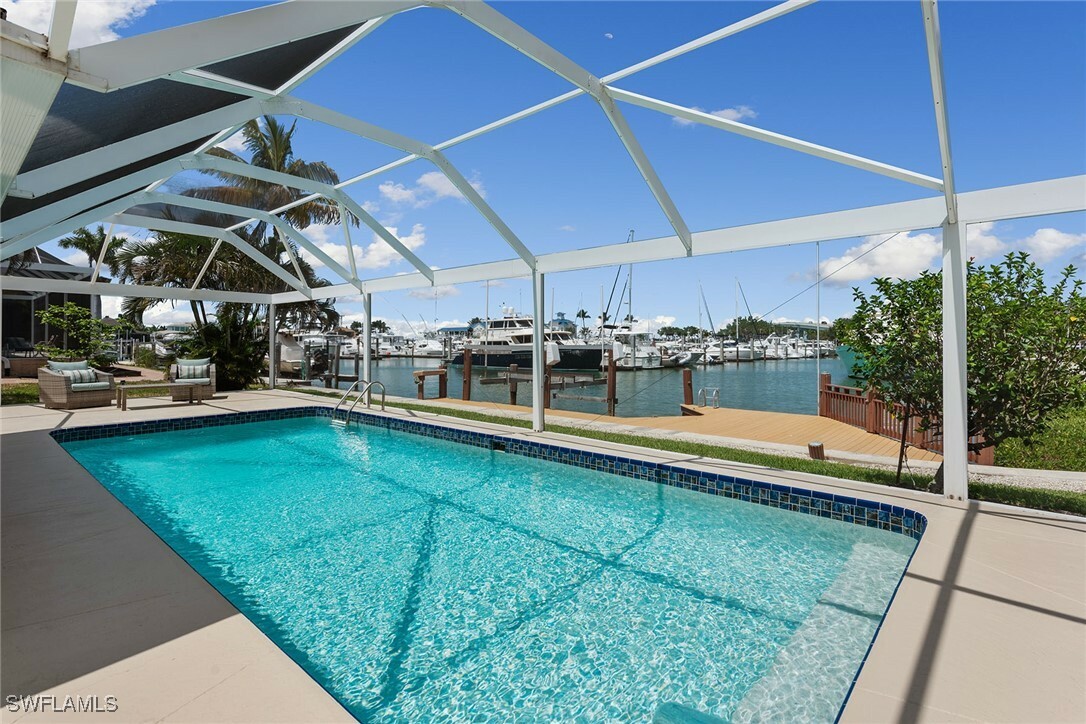 Property Photo: 819 Buttonwood Court FL 34145