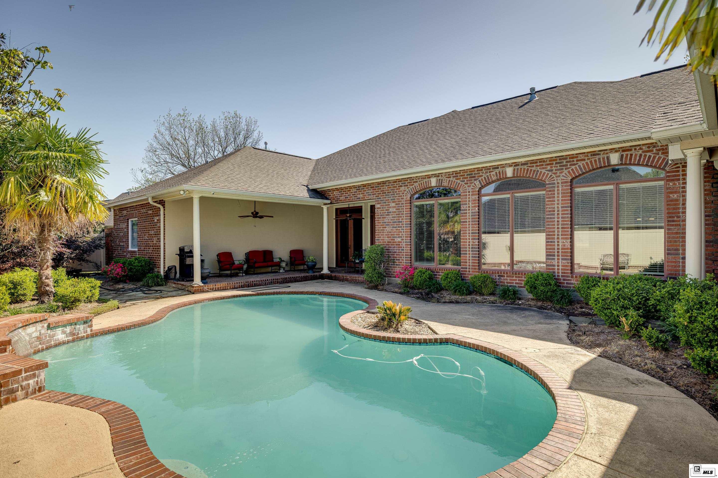 Property Photo: 127 St Charles Circle LA 71203