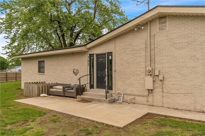 Property Photo:  702 S. West End Street  AR 72764 