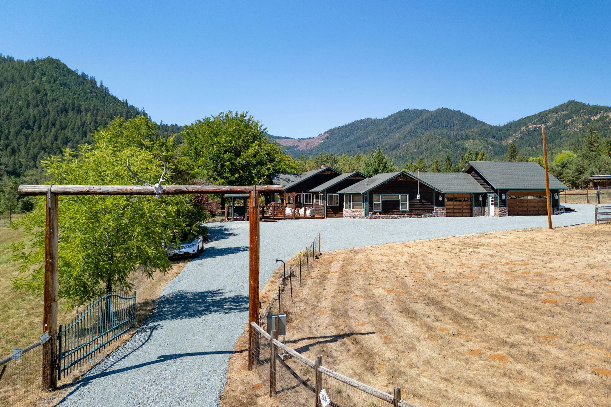 Property Photo: 2575 E Evans Creek Road OR 97537