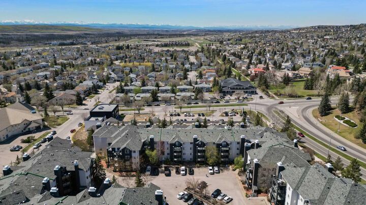 Property Photo: 10 Sierra Morena Mews SW 218 AB T3H 3K7