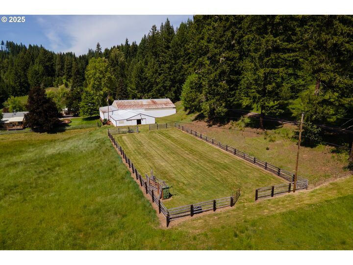 Property Photo: 77690 Brock Rd OR 97463