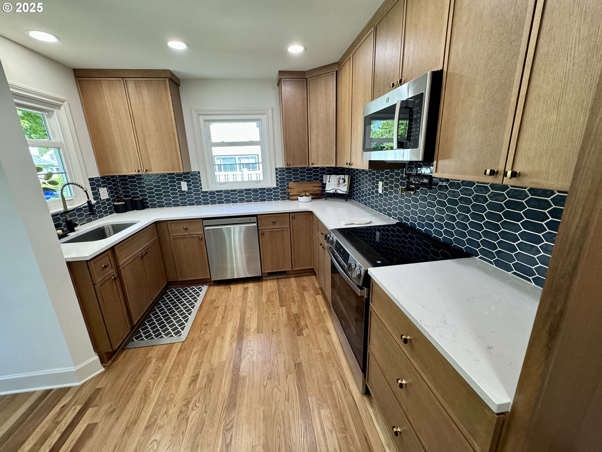 Property Photo: 7058 N Wellesley Ave OR 97203