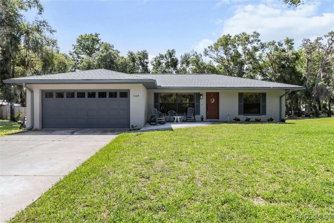 Property Photo: 1009 S Maplenut Way FL 34450