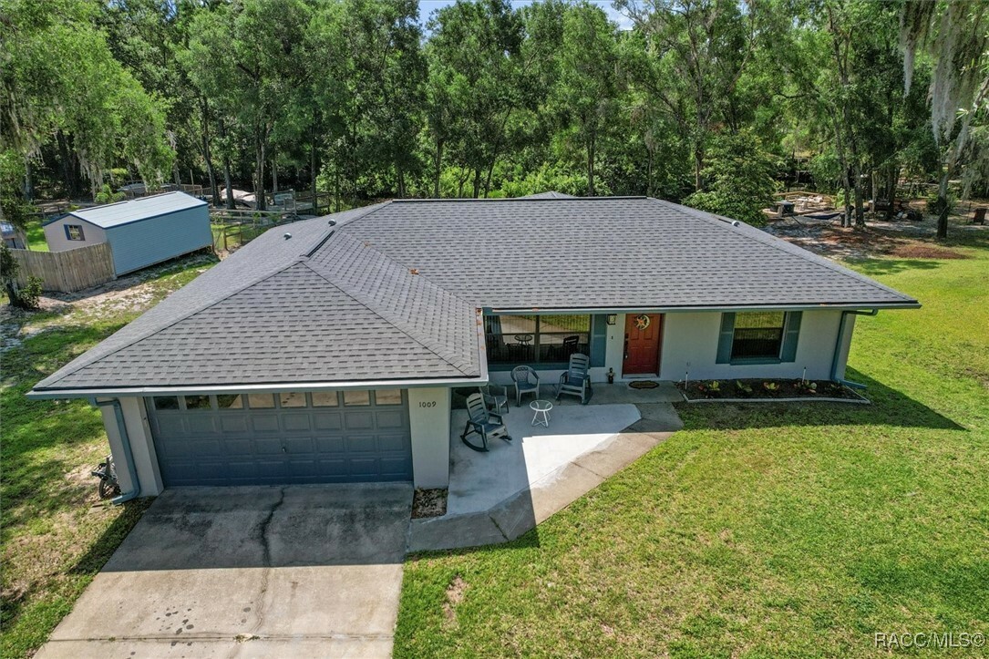 Property Photo: 1009 S Maplenut Way FL 34450