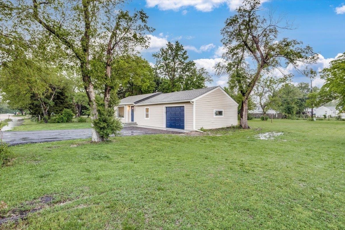Property Photo: 921 E 10th St KS 67114-2415