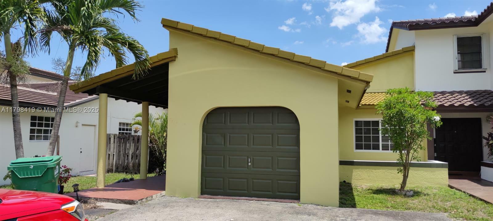 Property Photo: 7517 N Augusta Dr FL 33015