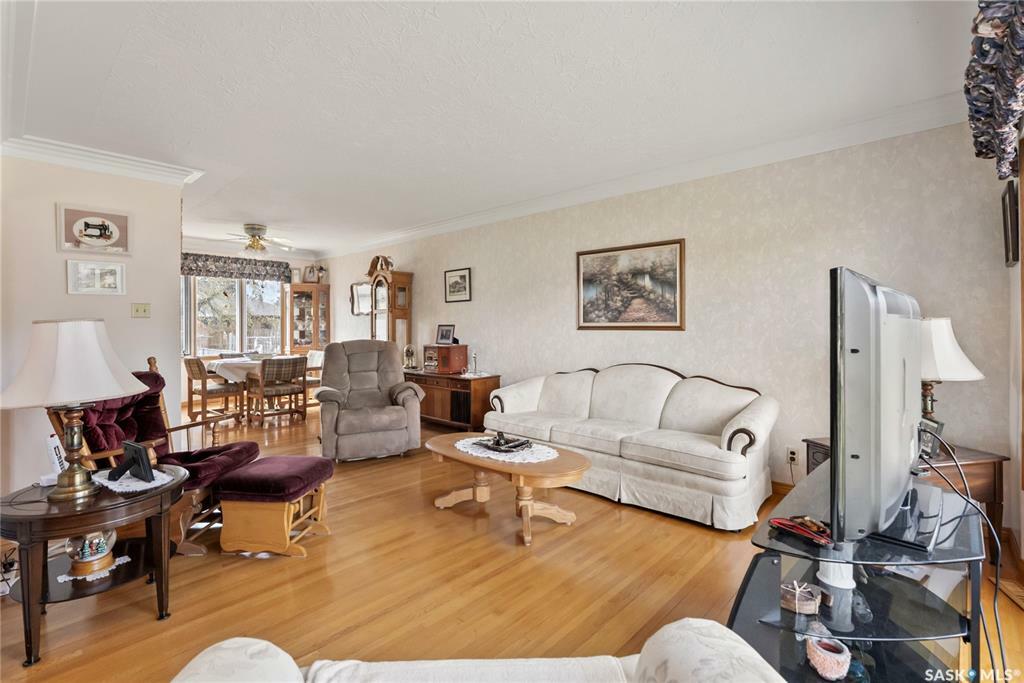 Property Photo: 2322 Lansdowne Avenue SK S7J 1G9