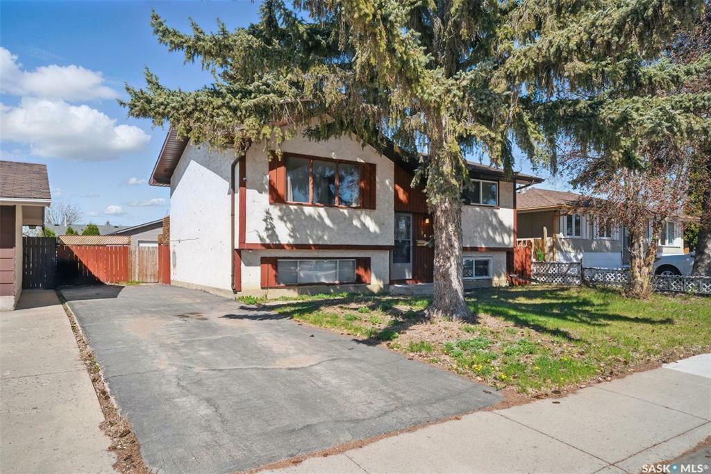Property Photo: 426 Fisher Crescent SK S7L 5E3