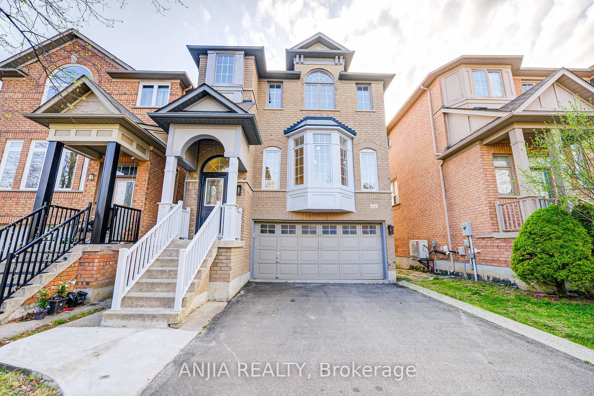 Property Photo: 14 Fairlawn Avenue ON L6C 2E7