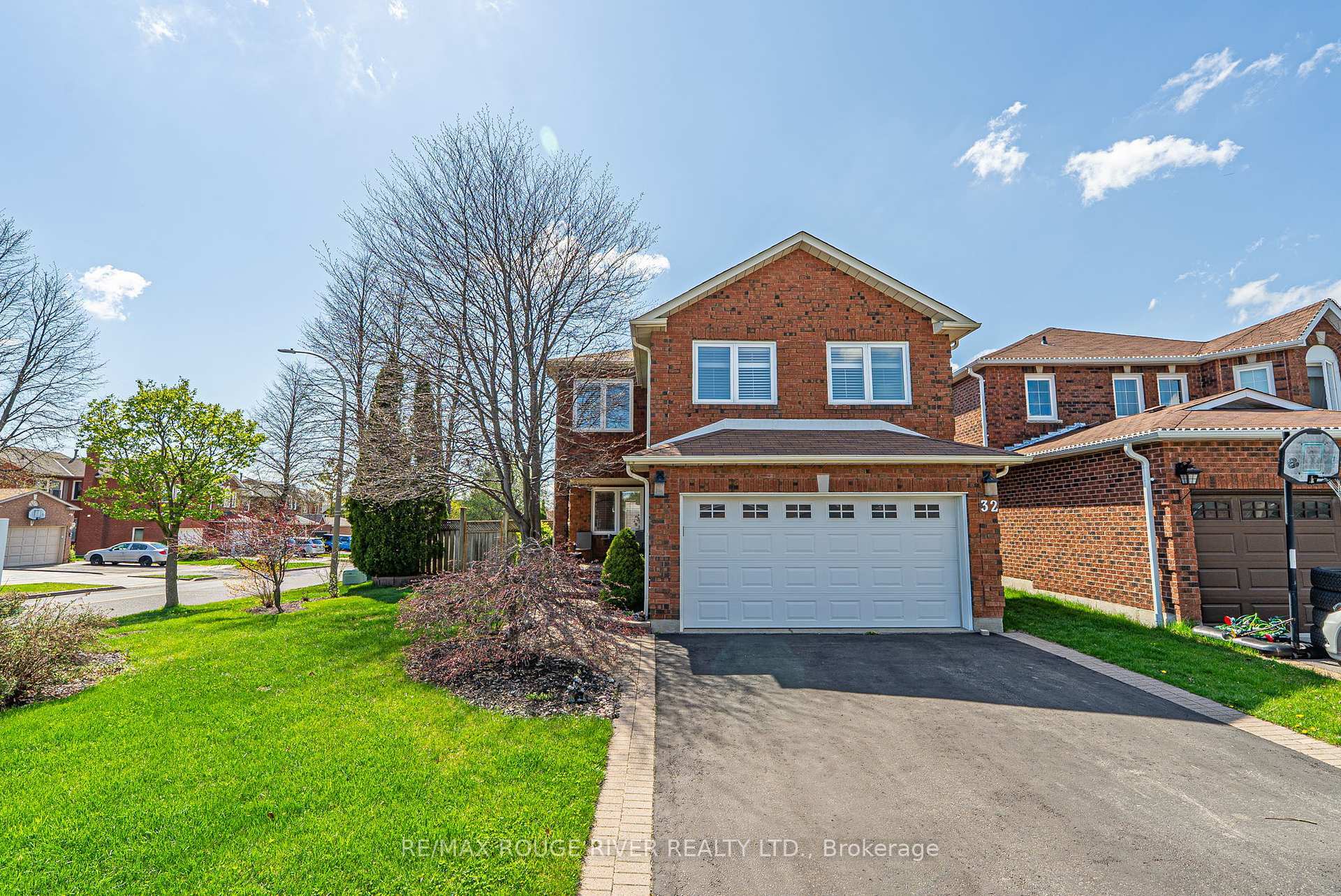 Property Photo: 32 Fencerow Drive ON L1R 1Y4