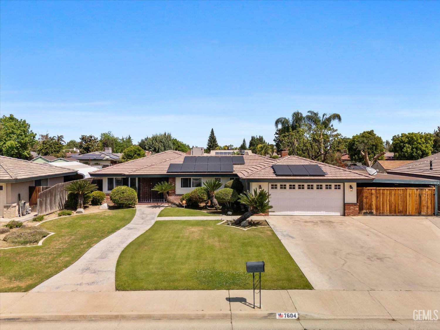 Property Photo: 7604 Kimberly Avenue CA 93308