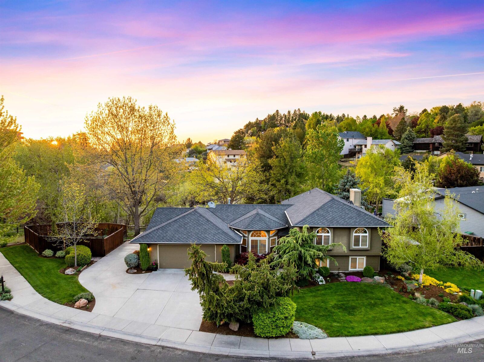 Property Photo: 2346 E Roanoke Dr ID 83712-7535