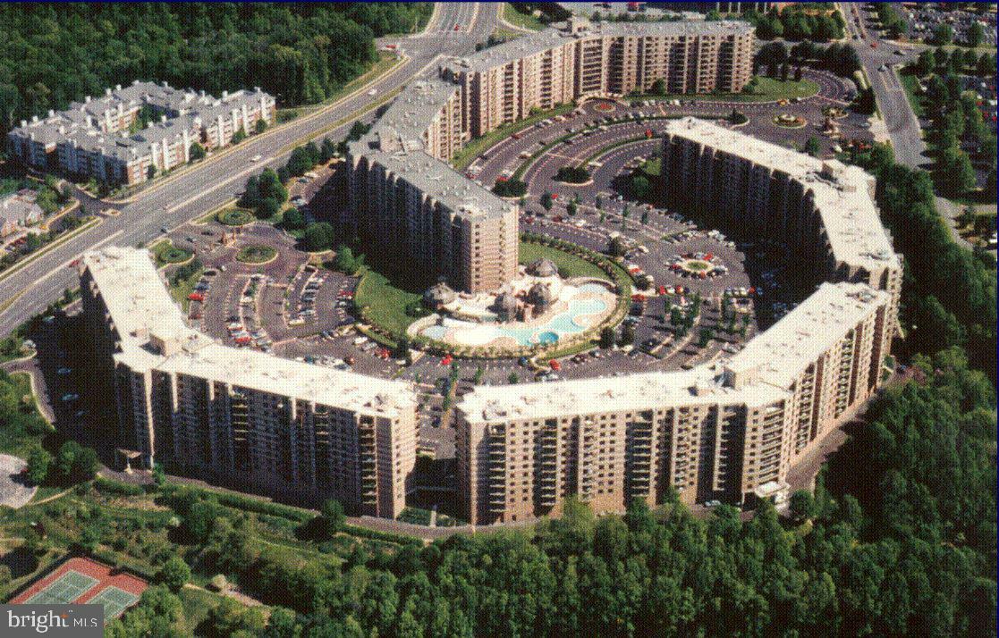 Property Photo: 8340 Greensboro 907 VA 22102
