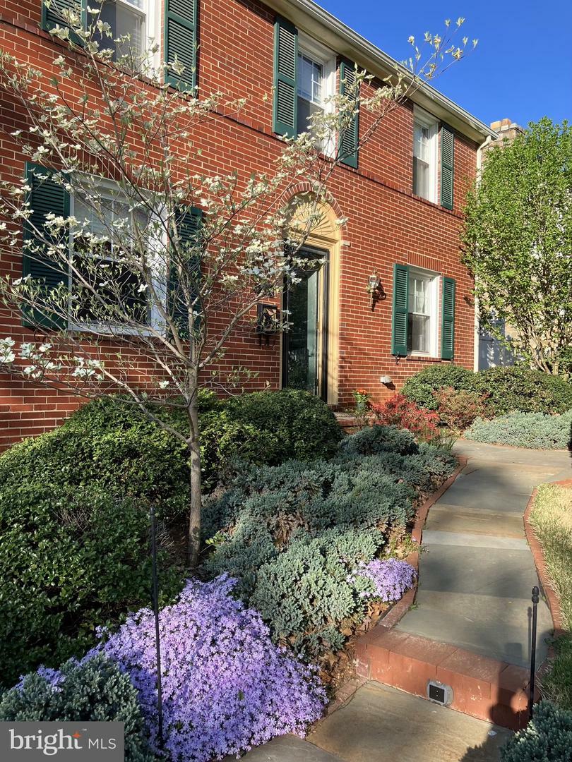 Property Photo: 210 W 1st Street VA 22630