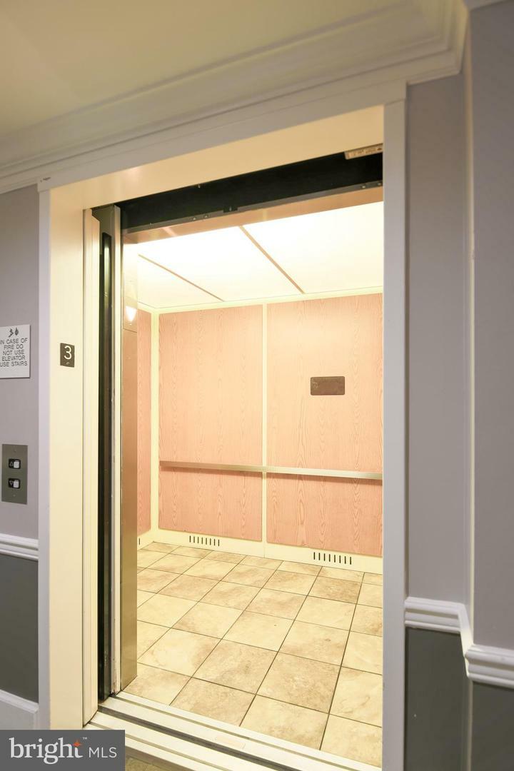 Property Photo: 1405 Roundhouse Lane 301 VA 22314