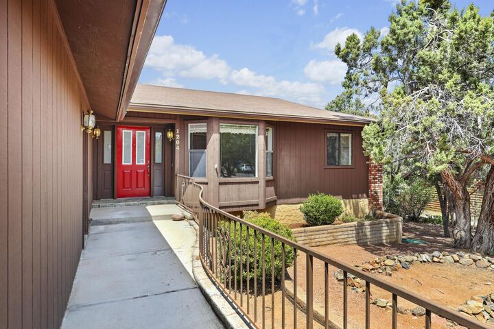 Property Photo: 1204 N Camelot Drive AZ 85541
