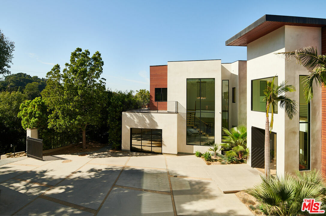 Property Photo: 13331 Mulholland Dr CA 90210