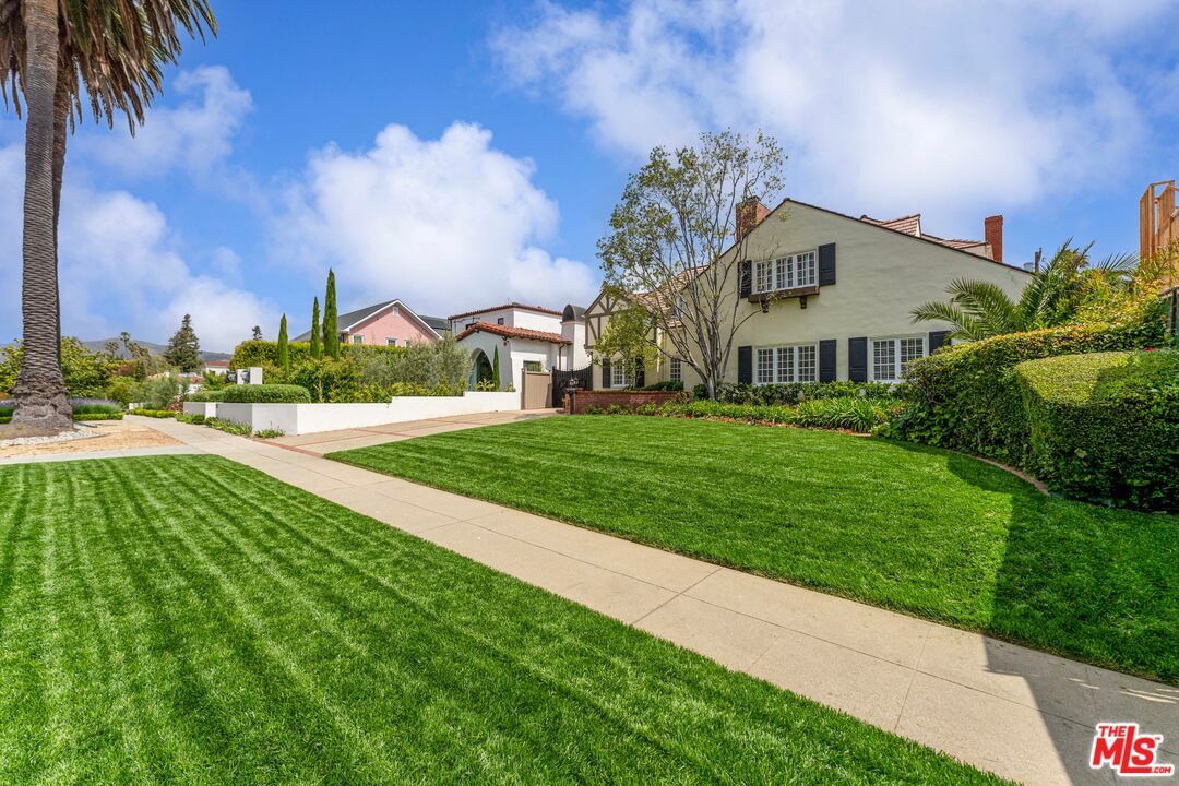 Property Photo: 217 17th St CA 90402