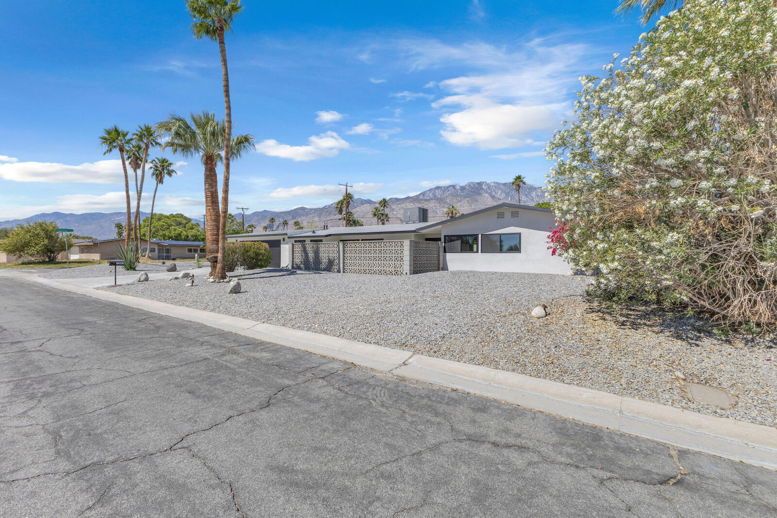 Property Photo:  2203 E Acacia Road N  CA 92262 