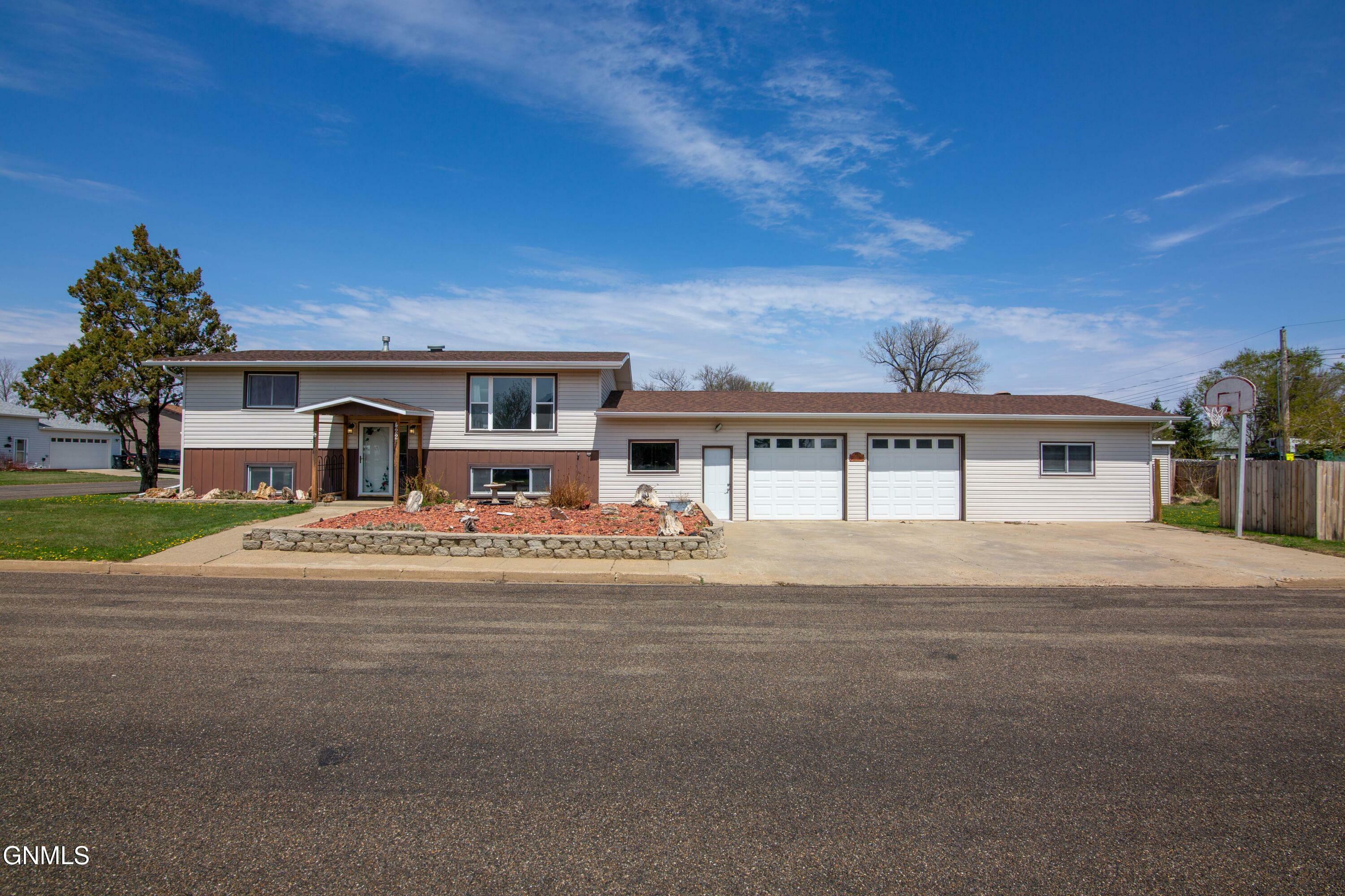 Property Photo: 422 1st Avenue W ND 58652