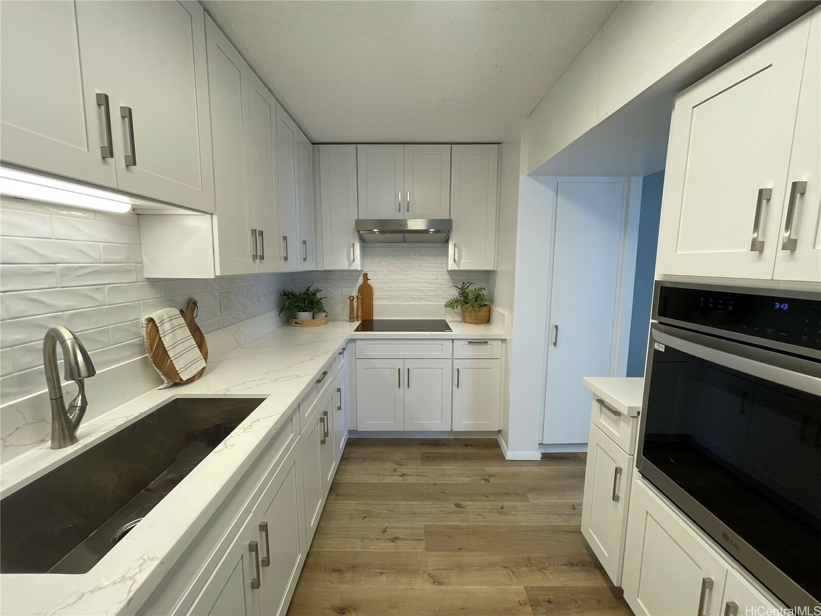 Property Photo: 1561 Kanunu Street 1206 HI 96814