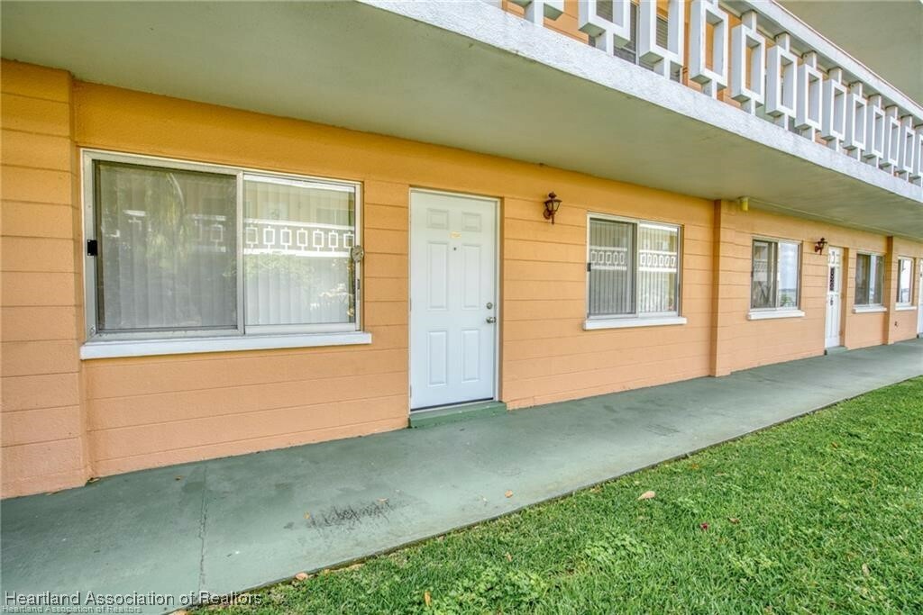 Property Photo: 2111 Lakeview Drive 1A FL 33870