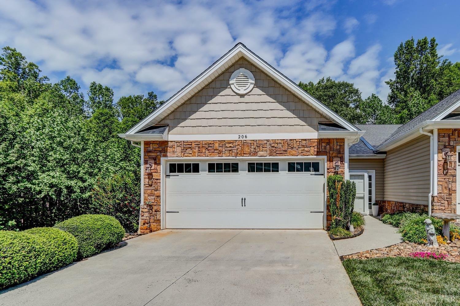 Property Photo: 206 Bella Court VA 24502