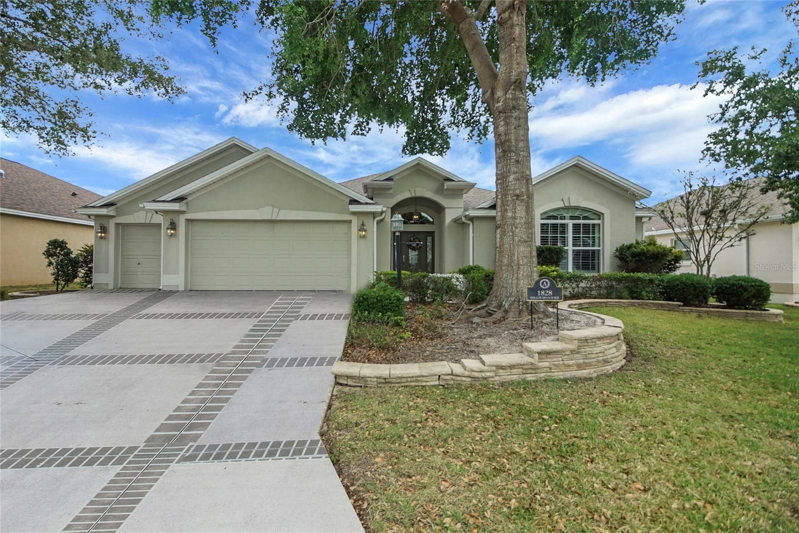 Property Photo: 1828 Hollow Branch Way FL 32162