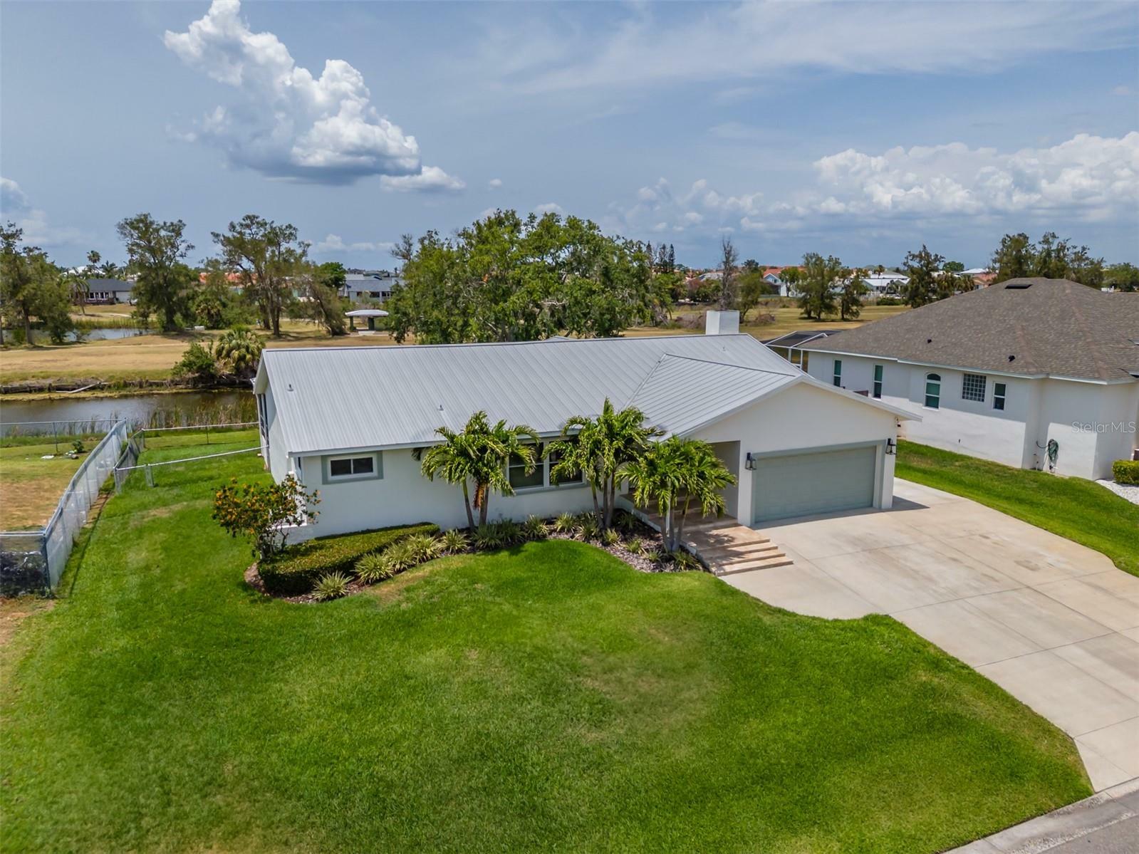 Property Photo: 817 Eagle Lane FL 33572