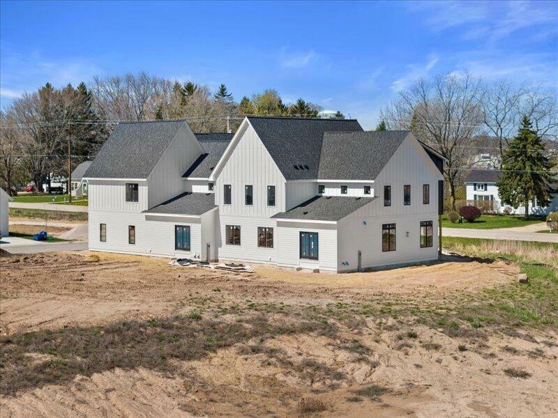 Property Photo: 498 Bastle Wynd - 10 WI 53074
