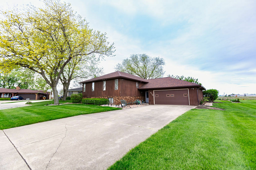 Property Photo: 410 W Belaire Court IL 61742