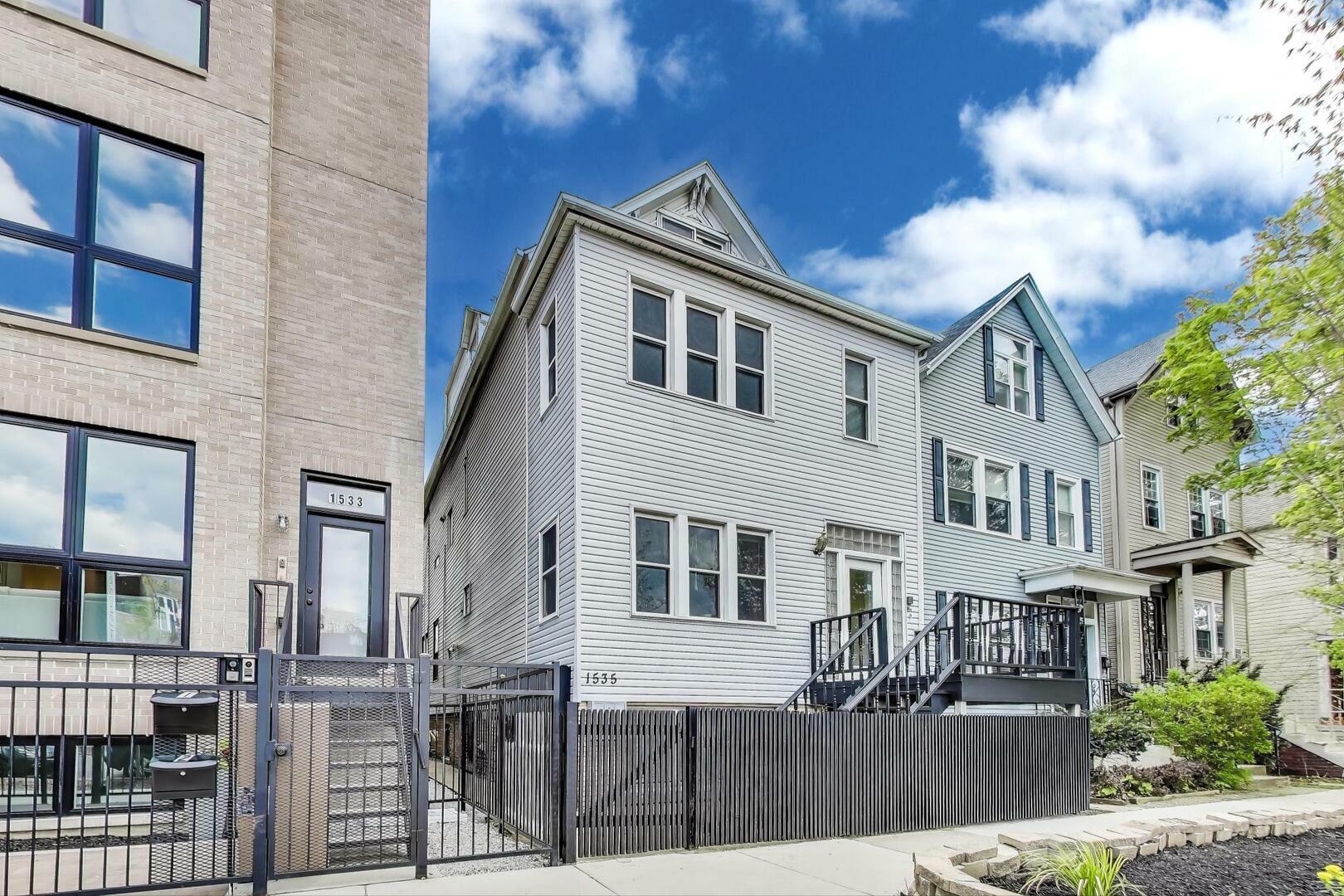 Property Photo: 1535 W Barry Avenue IL 60657