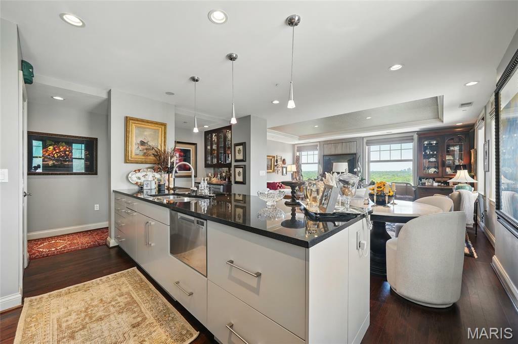 Property Photo: 232 N Kingshighway Boulevard 1105 MO 63108