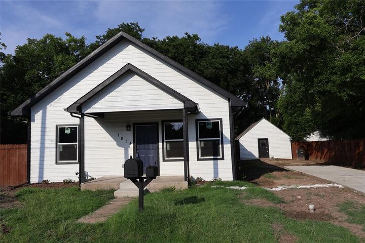 Property Photo: 1014 Trinity Street TX 76031