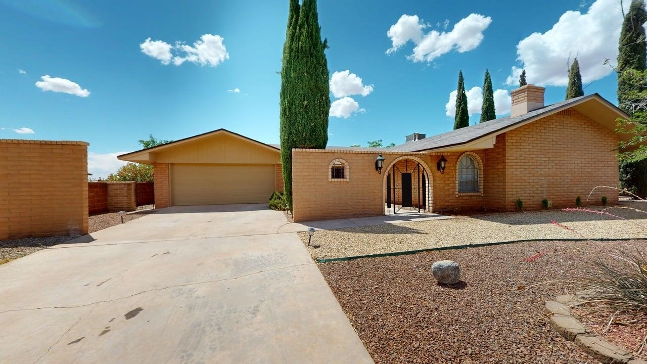 Property Photo: 403 Sunnyside Ave NM 88310