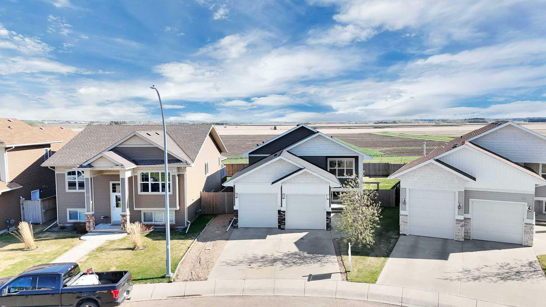 32 Iron Wolf Court  Lacombe AB T4L 0E9 photo