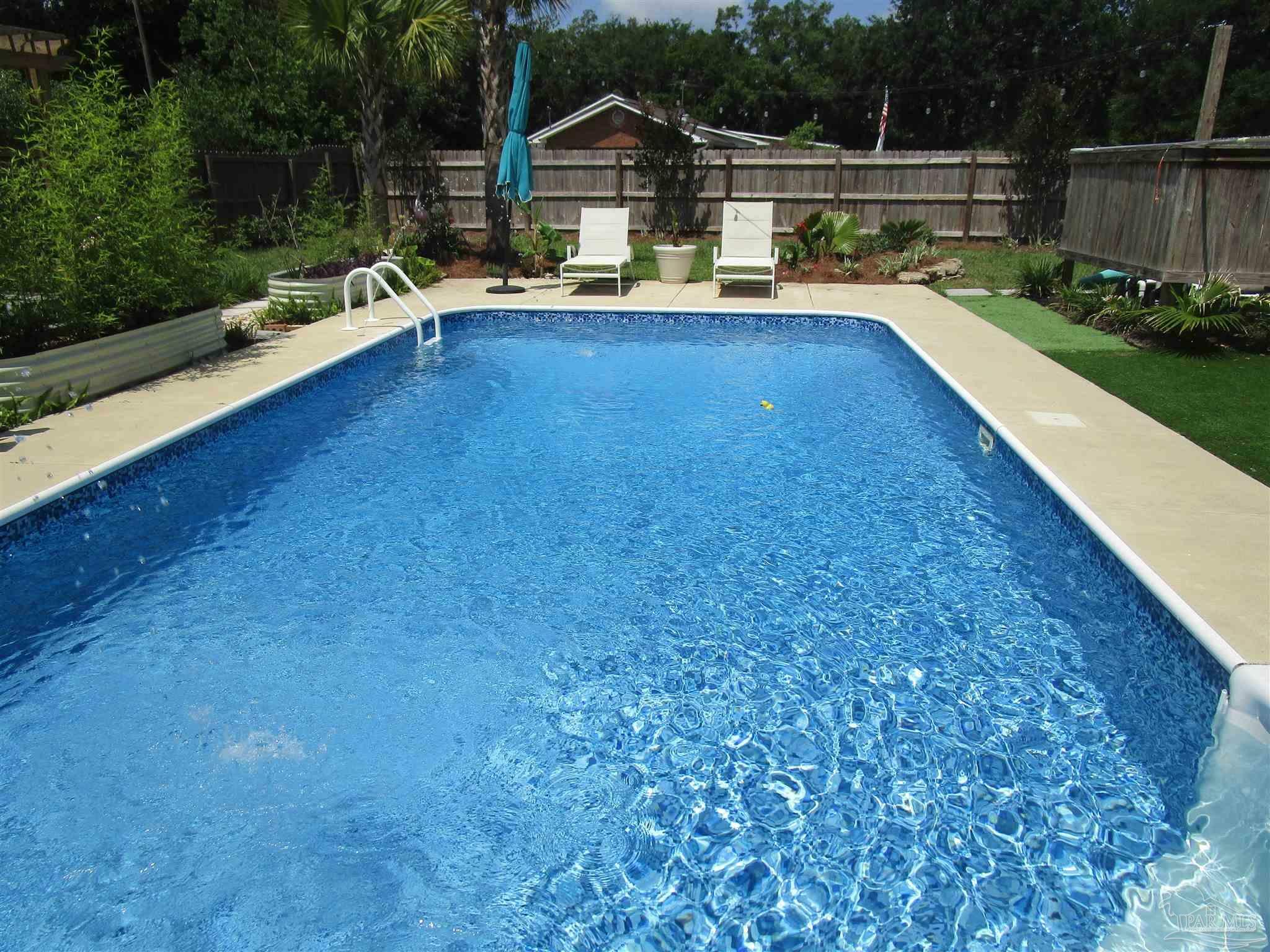 Property Photo: 4067 Parkview St FL 32571