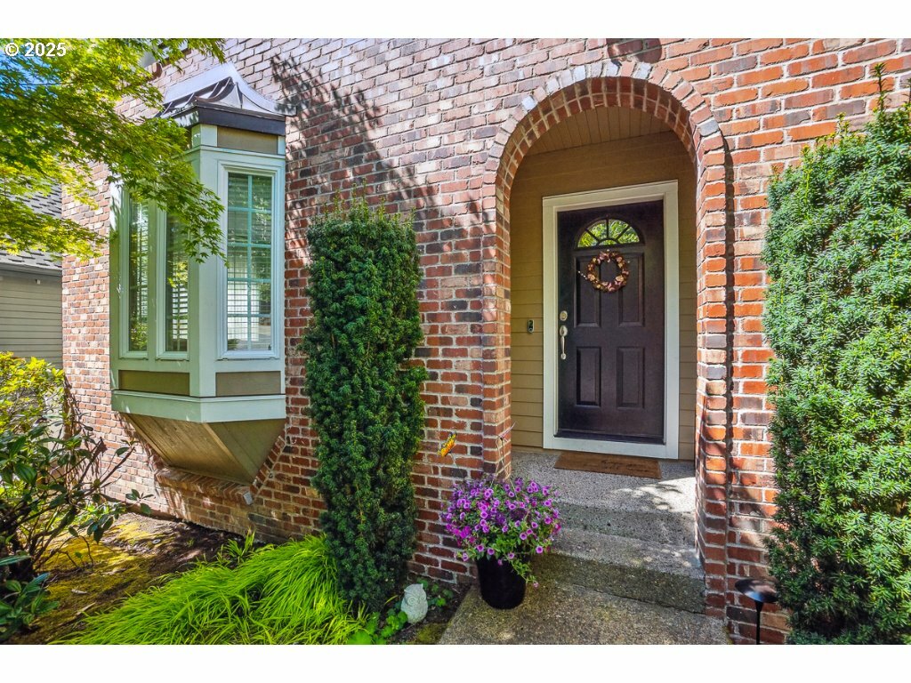 Property Photo: 10272 NW Edgewood Dr OR 97229