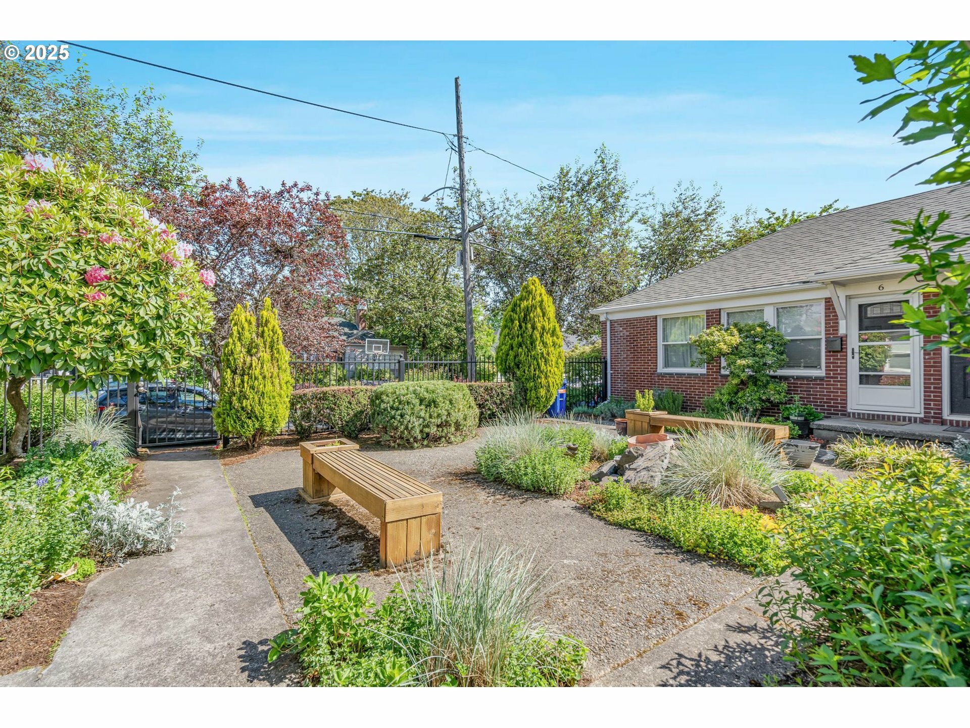 Property Photo: 506 NE Rosa Parks Way 3 OR 97211