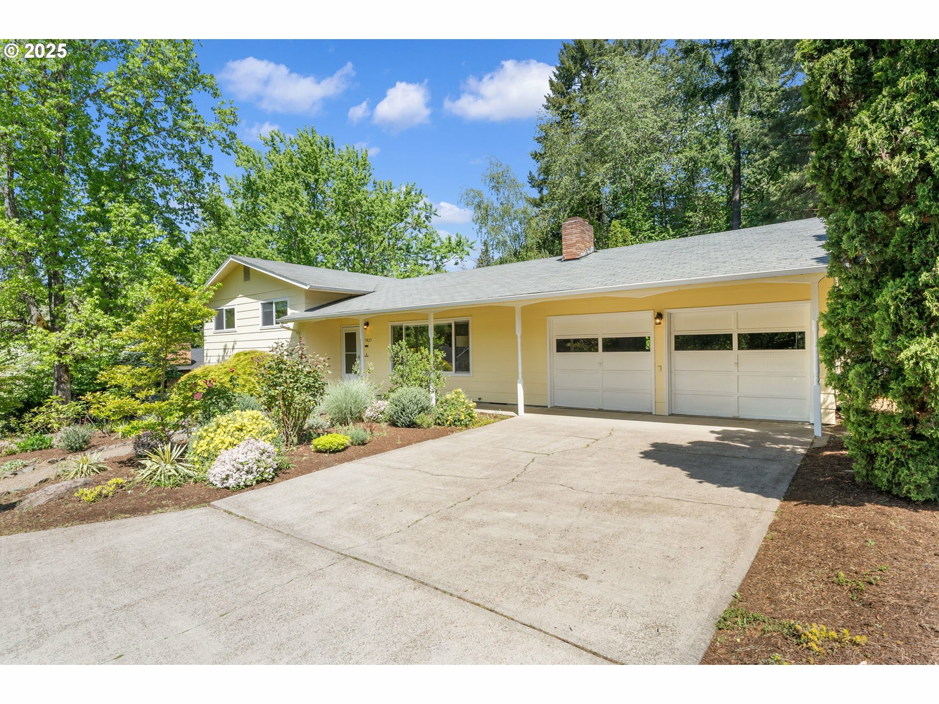 Property Photo: 5825 SW Huddleson St OR 97219