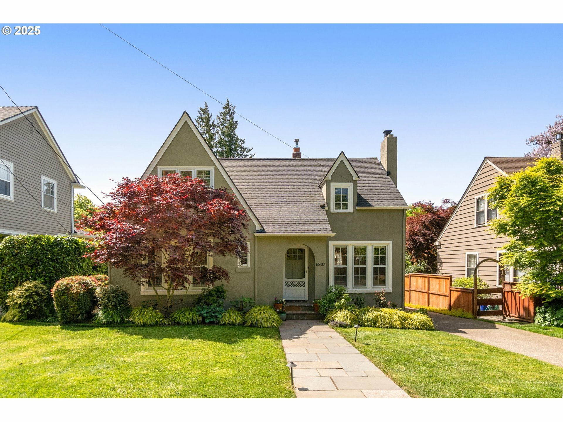Property Photo: 6807 SE 34th Ave OR 97202