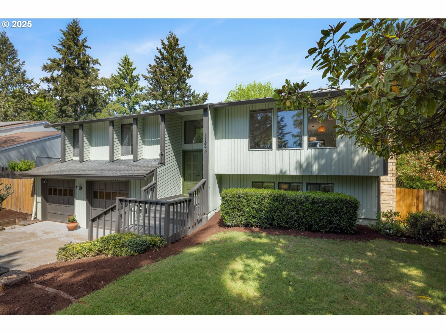 Property Photo: 11895 SW Robbins Dr OR 97008