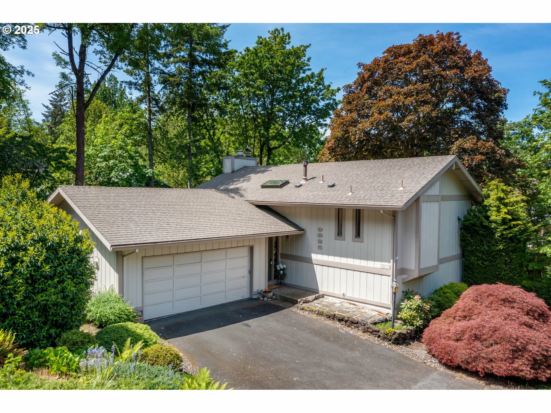 Property Photo: 9825 SW Quail Post Rd OR 97219