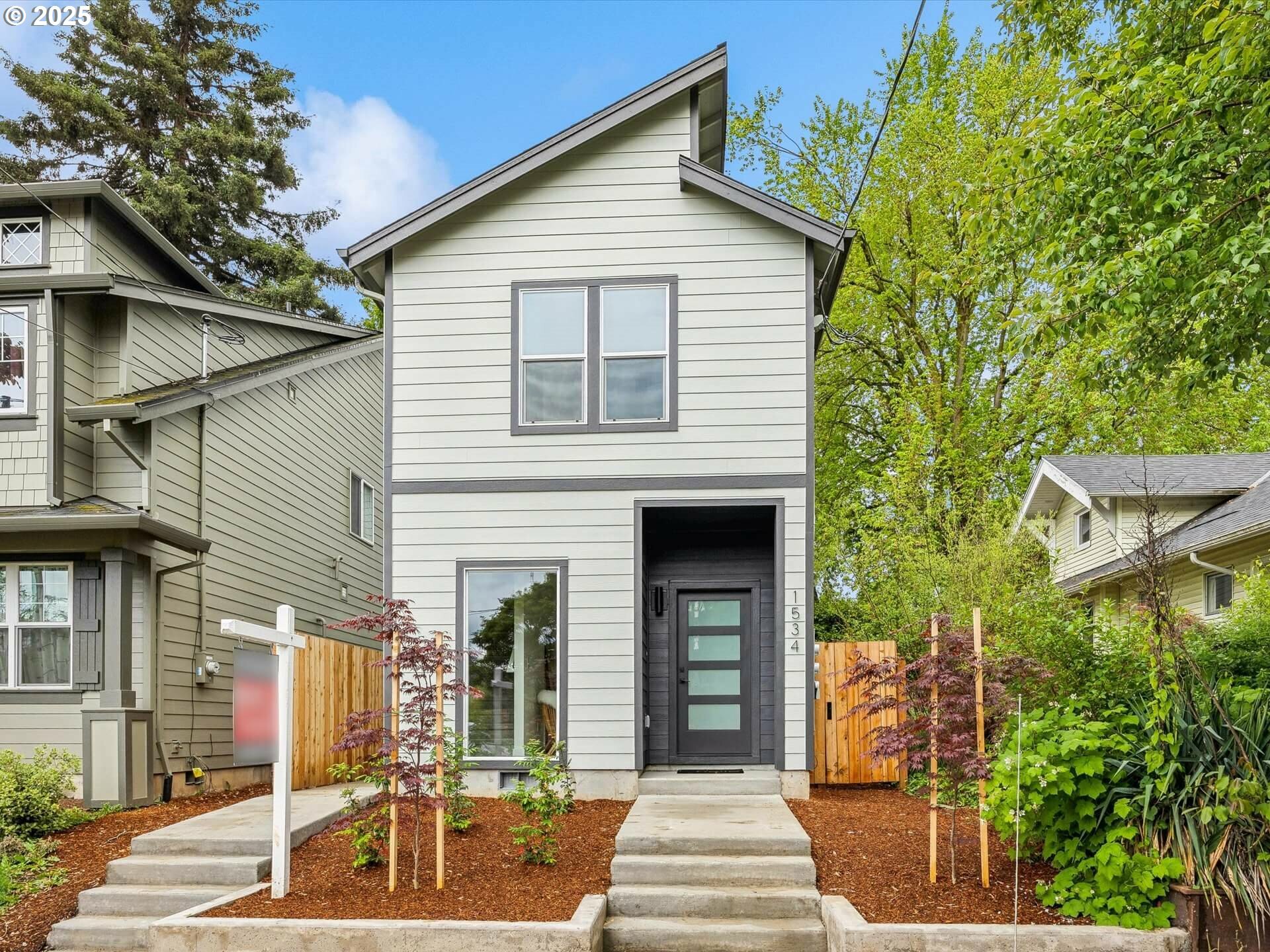 Property Photo: 1530 N Schofield St OR 97217