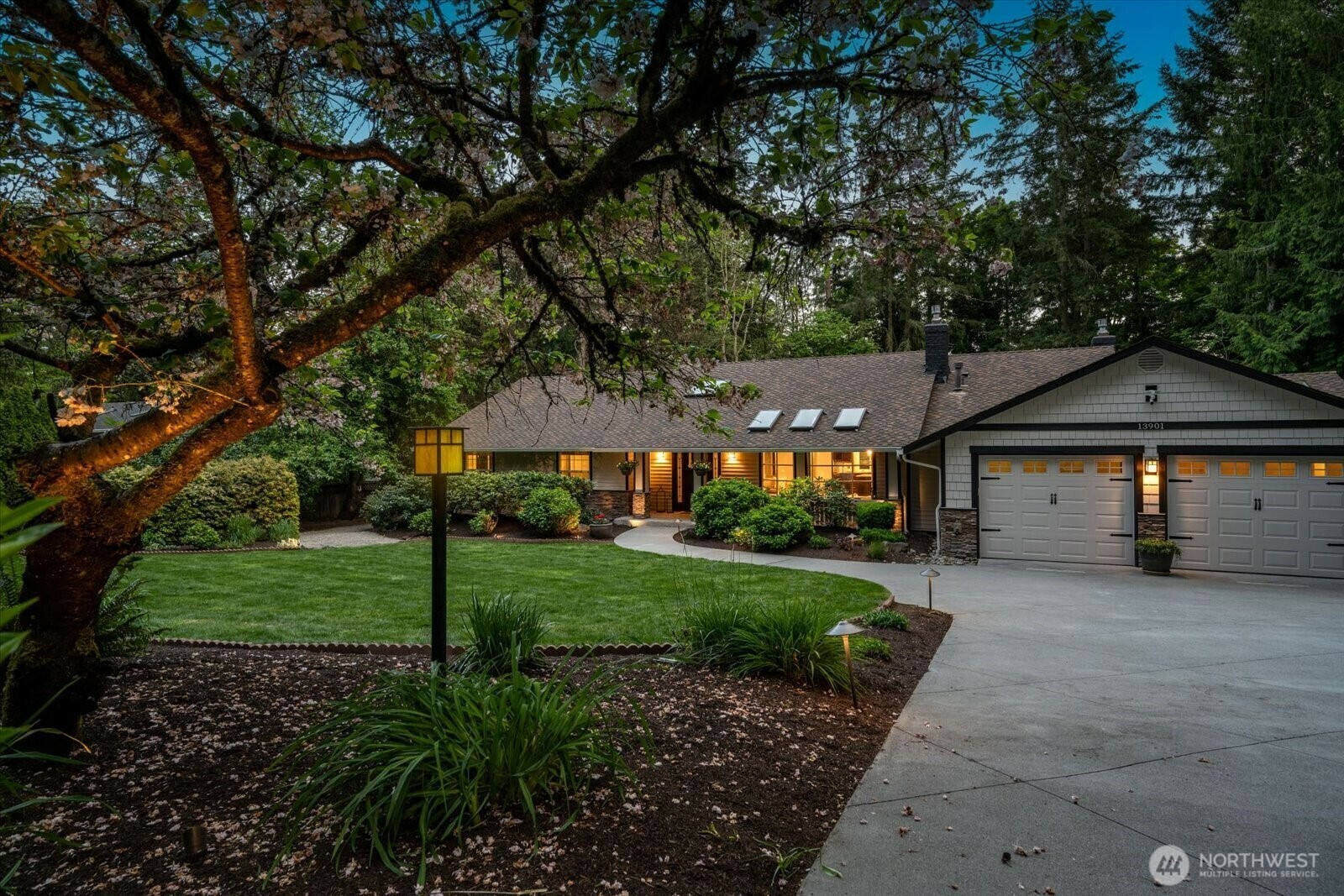 Property Photo: 13901 NE 26th Place WA 98005