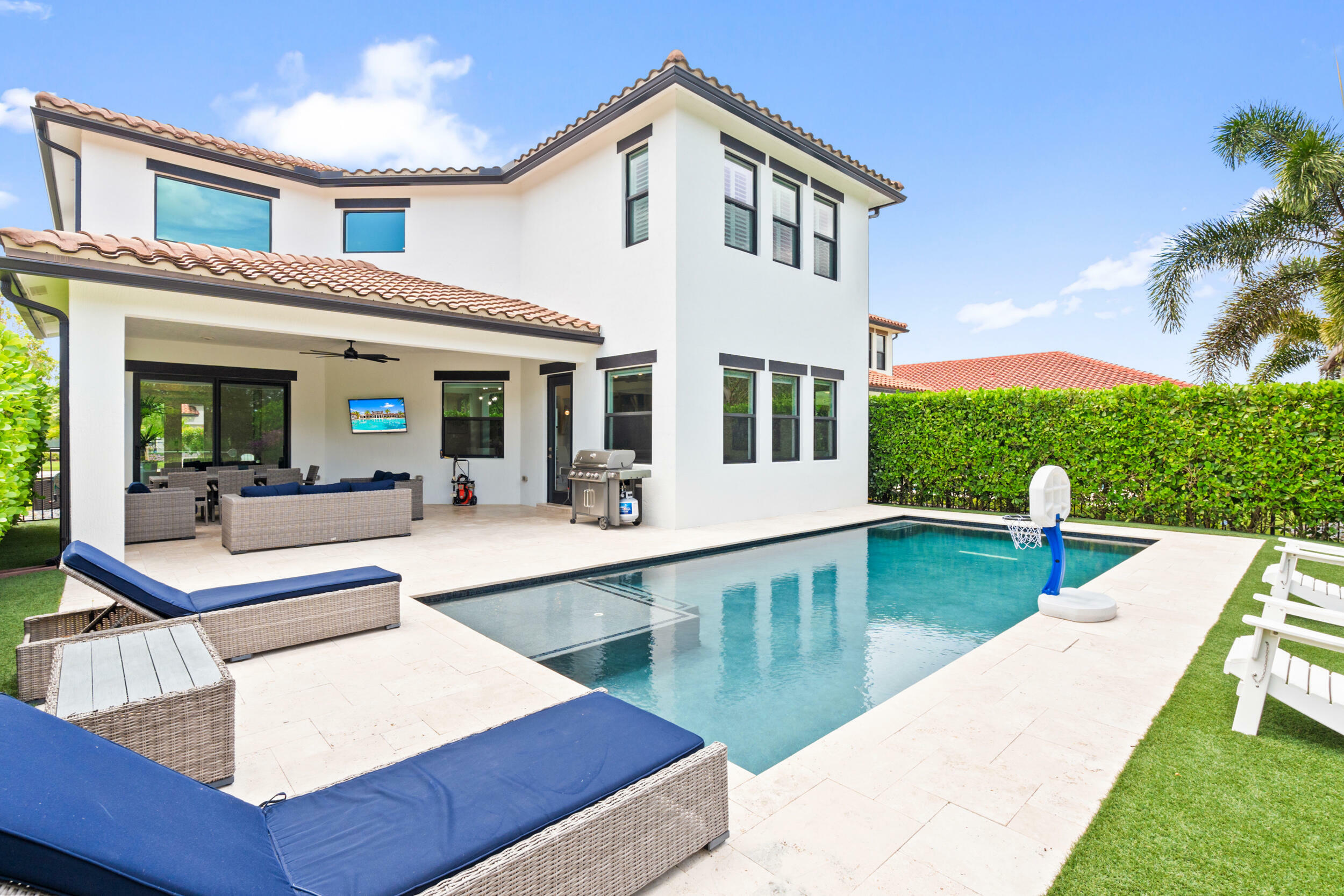 Property Photo: 8640 E Baypoint Circle FL 33076